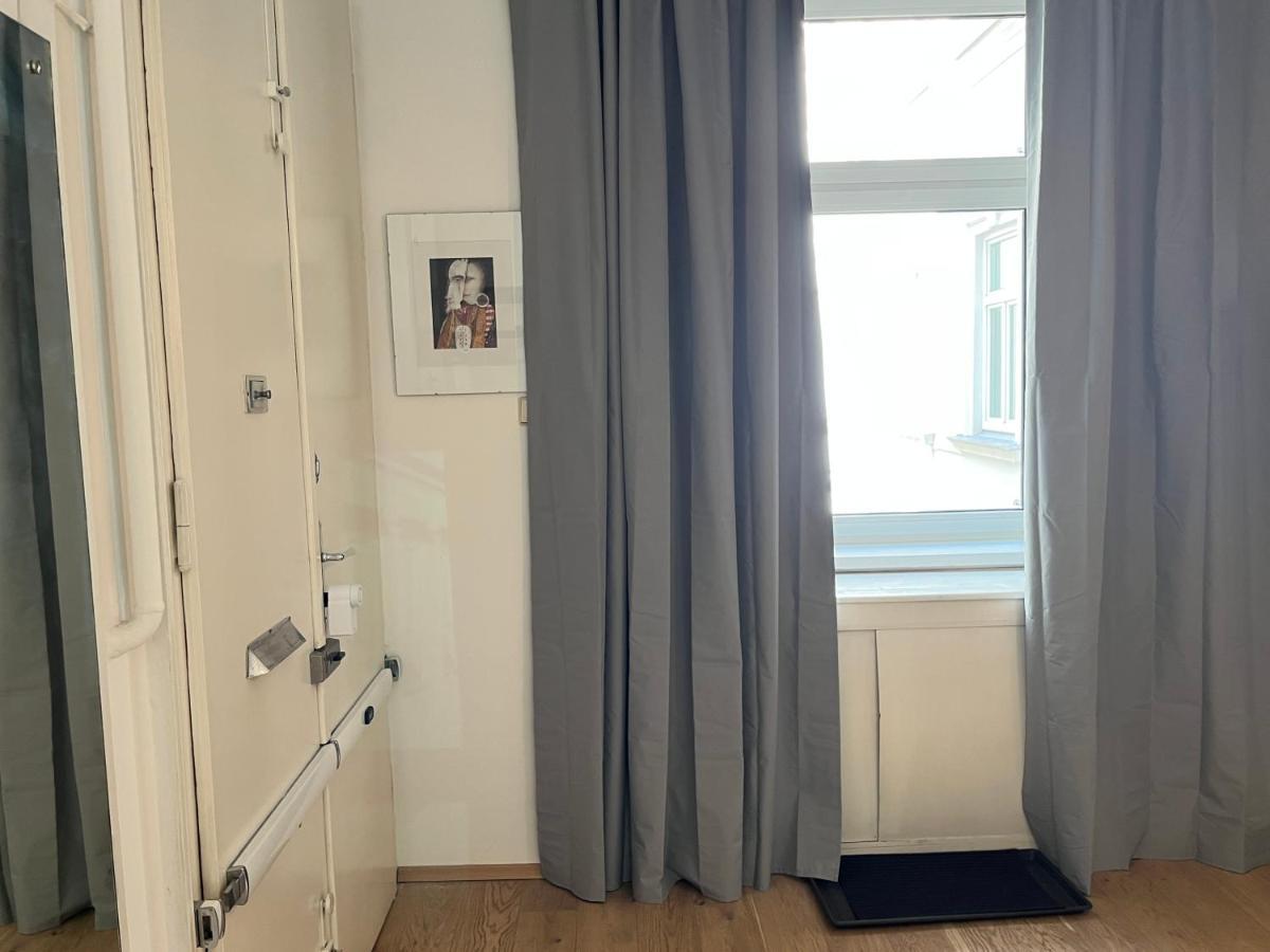 Stylish Apt Near Urania 1Br Apartment เวียนนา ภายนอก รูปภาพ